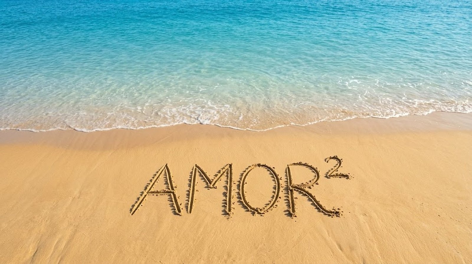 AMOR² — надпись на песке у моря