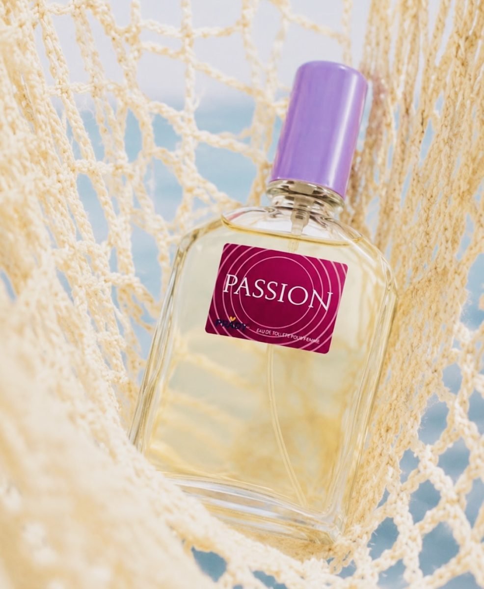 Флакон Passion в гамаке на фоне моря